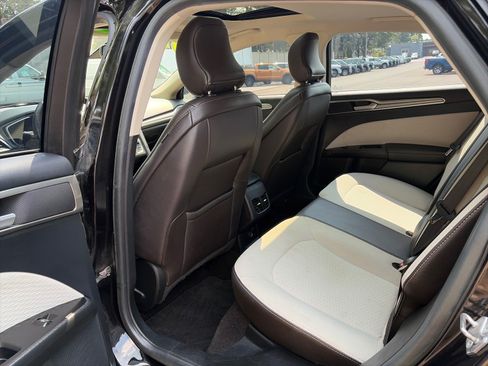 Used 2019 Ford Fusion SE w/ Equipment Group 151A FWD image 10