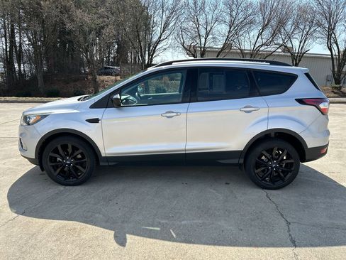 Used 2018 Ford Escape SE w/ SE Sport Appearance Package image 2