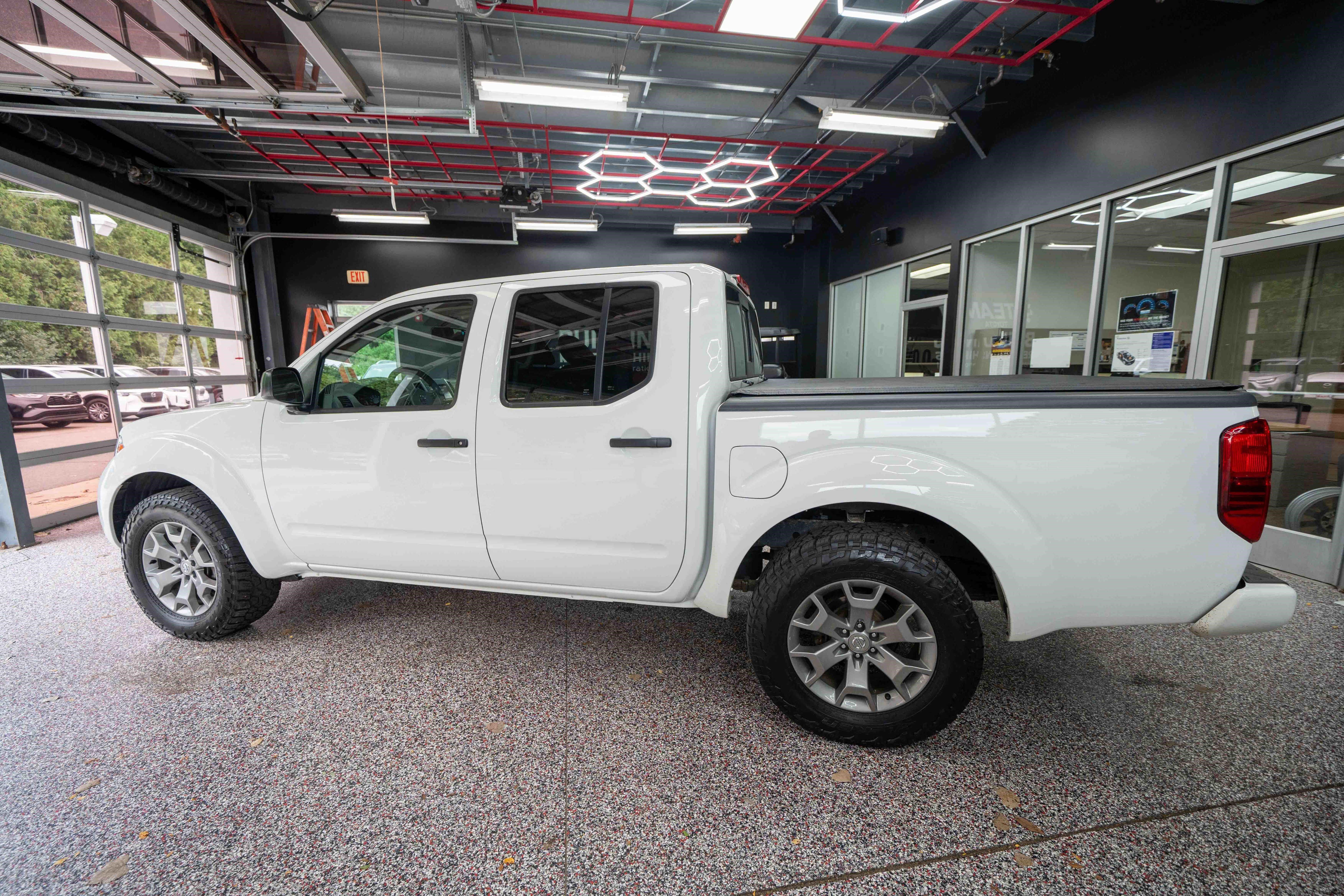 Used 2020 Nissan Frontier SV AWD/4WD image 2
