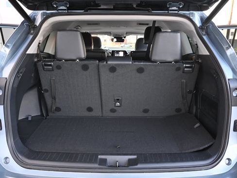 Used 2021 Toyota Highlander XLE AWD/4WD image 18