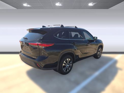 Used 2023 Toyota Highlander XLE image 5
