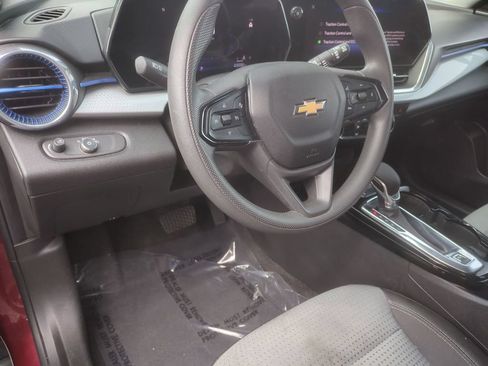 Used 2024 Chevrolet Trax LT FWD image 9