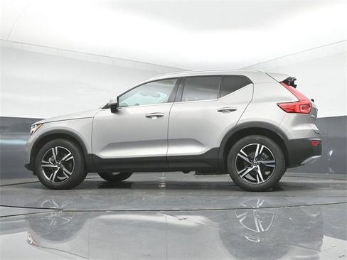 Used 2023 Volvo XC40 B5 Plus image 38