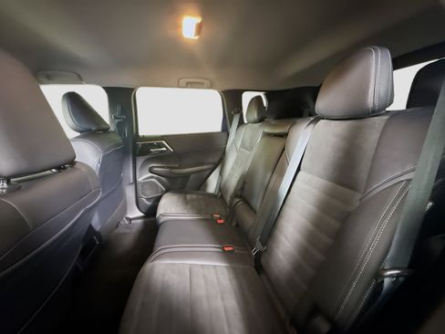 Used 2024 Mitsubishi Outlander SE image 25