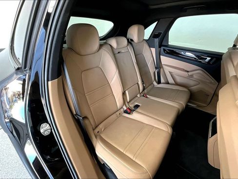 Used 2022 Porsche Cayenne AWD/4WD image 35