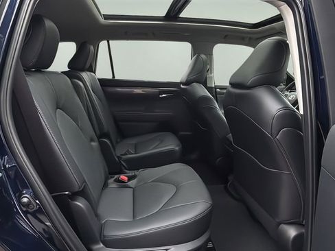 New 2026 Toyota Highlander Platinum AWD/4WD image 13
