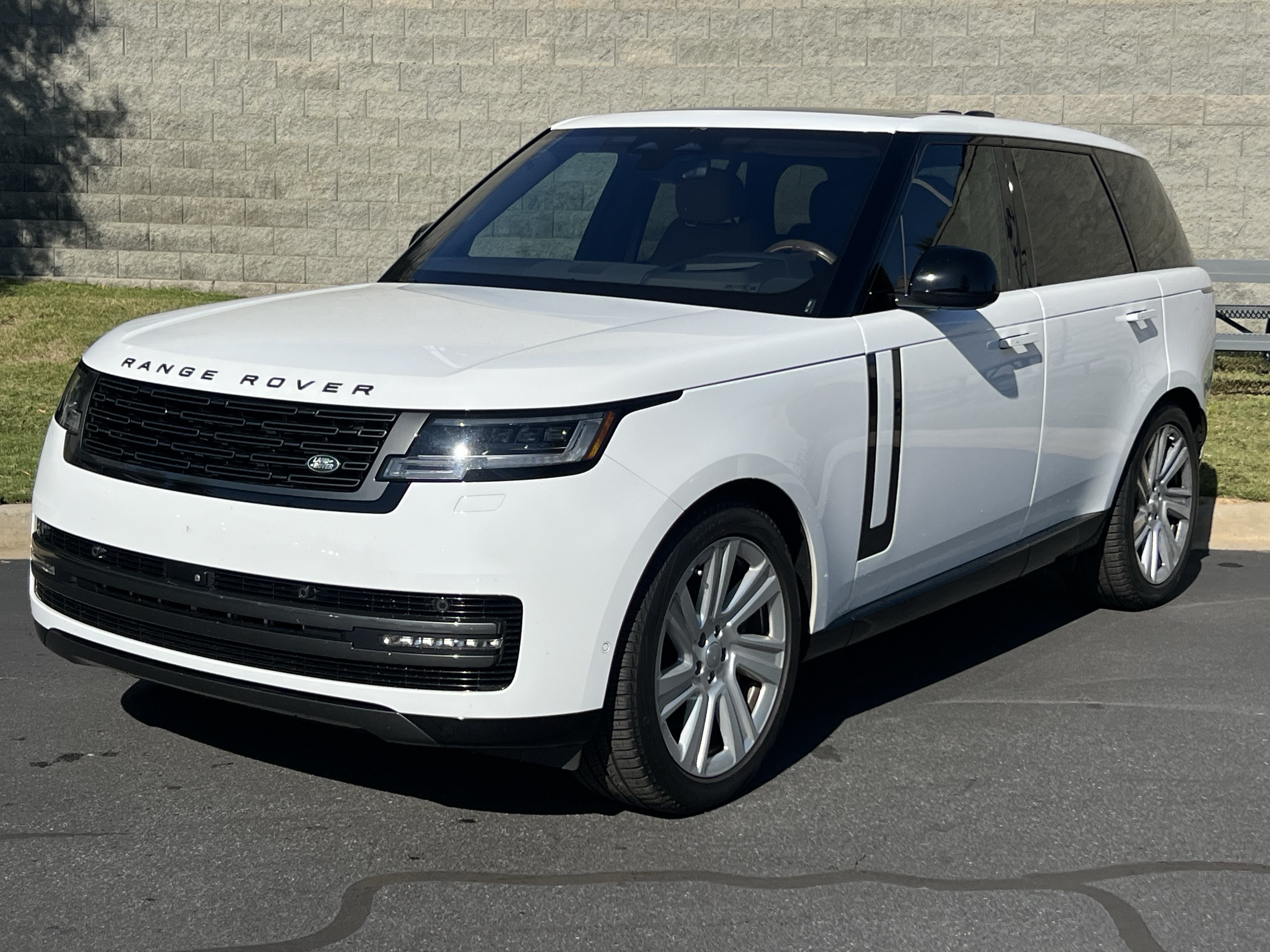 Used 2023 Land Rover Range Rover SE AWD/4WD image 2