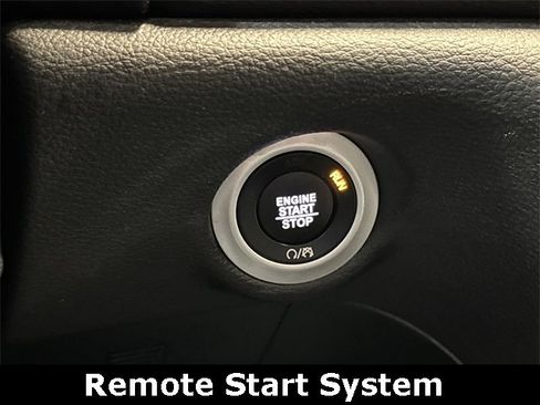 Used 2025 Chrysler Pacifica Limited image 18