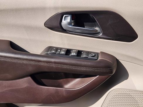 Used 2017 Chrysler Pacifica Touring-L image 22