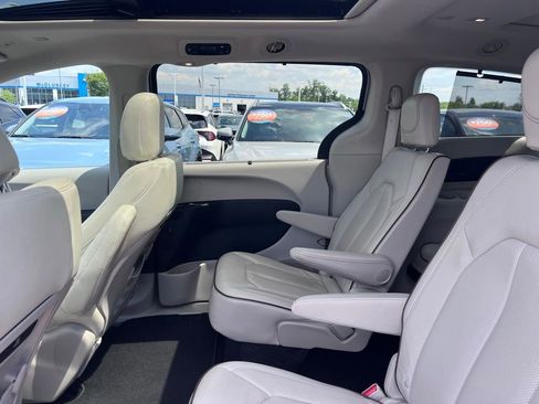 Used 2019 Chrysler Pacifica Limited w/ Tire & Wheel Group FWD image 20