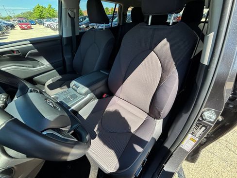 Used 2025 Toyota Highlander LE FWD image 38