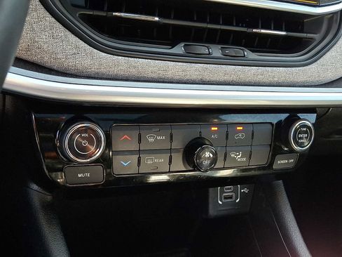 Certified 2022 Jeep Compass Latitude w/ Sun and Sound Group AWD/4WD image 16