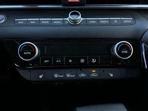 Used 2025 Hyundai Elantra Limited image 29