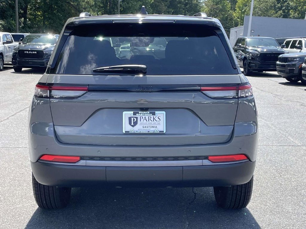 New 2027 Jeep Grand Cherokee Altitude RWD image 8