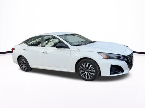 Used 2025 Nissan Altima 2.5 SV image 10