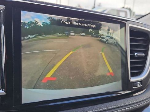 Used 2024 Chrysler Pacifica Limited FWD image 14