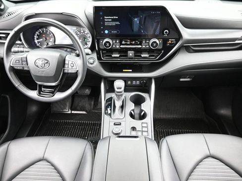 Used 2023 Toyota Highlander XSE AWD/4WD image 16