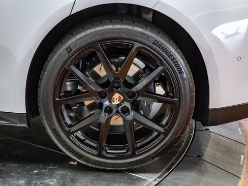 Used 2025 Porsche Panamera image 9