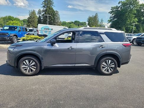 Used 2023 Nissan Pathfinder SL w/ Black Appearance Package AWD/4WD image 11