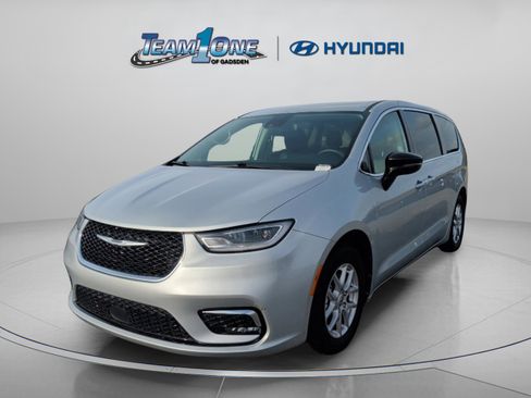 Used 2024 Chrysler Pacifica Touring-L image 4