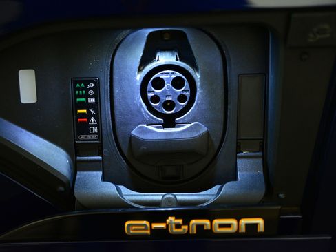 Certified 2022 Audi e-tron Premium image 26