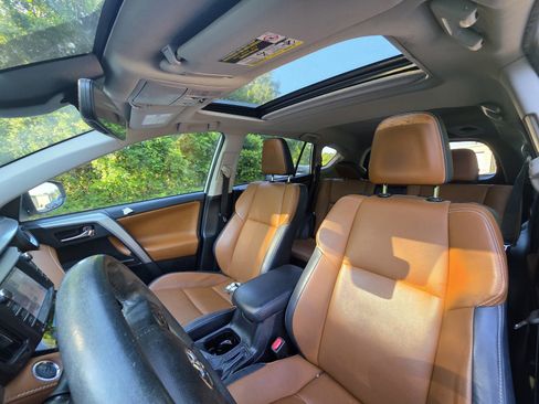 Used 2018 Toyota RAV4 Limited w/ Advanced Technology Package FWD image 11