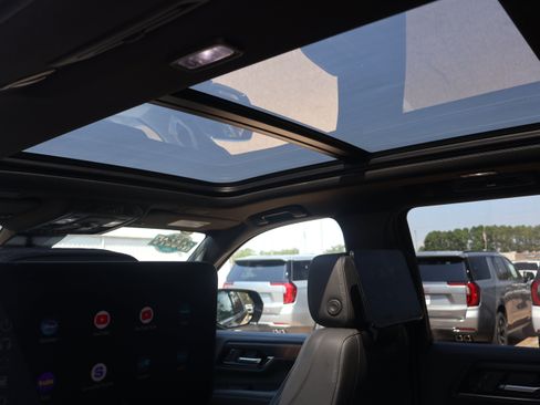 Used 2025 GMC Yukon XL Denali w/ Denali Reserve Package RWD image 11