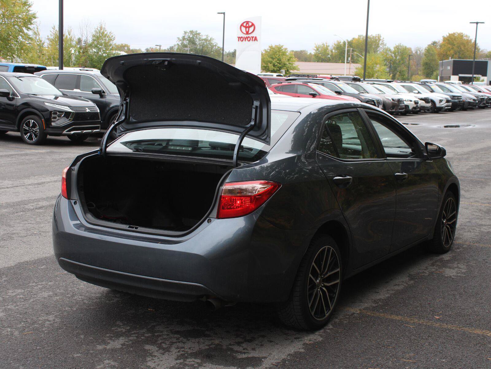 Used 2018 Toyota Corolla LE FWD image 7