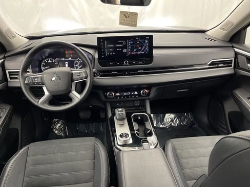 Used 2025 Mitsubishi Outlander SE image 9