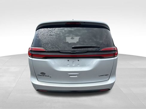 Used 2024 Chrysler Pacifica Limited w/ S Appearance Package FWD image 7