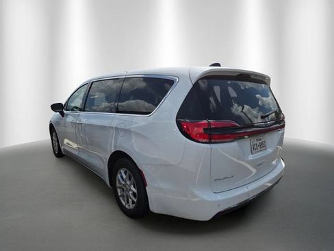 Used 2024 Chrysler Pacifica Touring-L FWD image 2