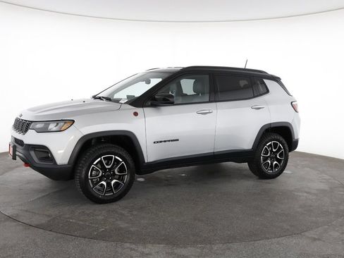 Used 2025 Jeep Compass Trailhawk AWD/4WD image 6