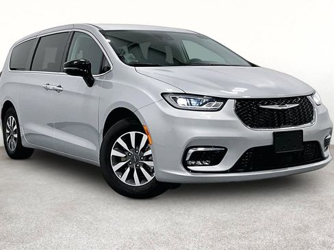 Used 2024 Chrysler Pacifica Limited FWD image 1
