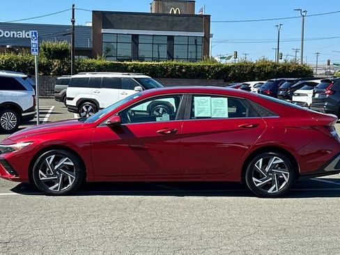 Certified 2025 Hyundai Elantra Limited FWD image 9
