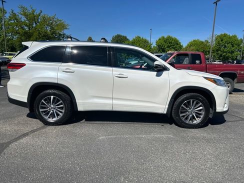 Used 2018 Toyota Highlander XLE AWD/4WD image 18