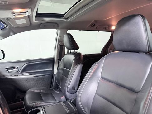 Used 2019 Toyota Sienna SE w/ SE Preferred Package AWD/4WD image 16