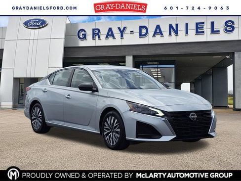 Used 2024 Nissan Altima 2.5 SV FWD image 1
