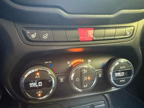 Used 2017 Jeep Renegade Limited AWD/4WD image 25