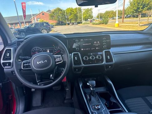 Used 2022 Kia Sorento LX AWD/4WD image 15