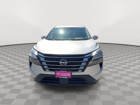 Used 2024 Nissan Rogue SV AWD/4WD image 3