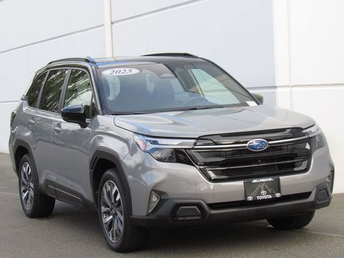 Used 2025 Subaru Forester Touring AWD/4WD image 2
