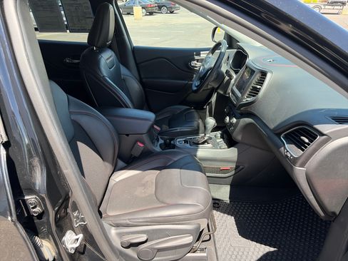 Used 2019 Jeep Cherokee Trailhawk w/ Comfort/Convenience Group AWD/4WD image 26