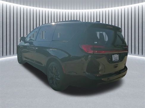 New 2026 Chrysler Pacifica Select w/ S Appearance Package image 5