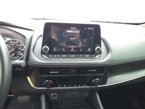 Used 2023 Nissan Rogue SV image 17