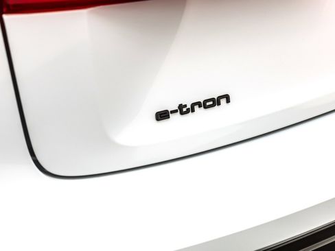 Used 2022 Audi e-tron Prestige image 10