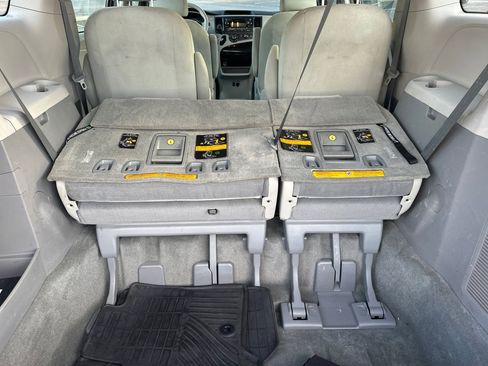 Used 2014 Toyota Sienna L image 19