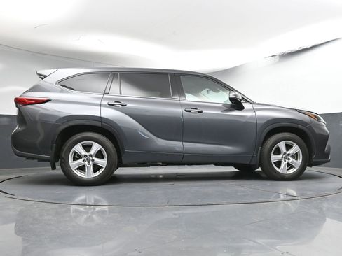 Used 2022 Toyota Highlander LE image 25