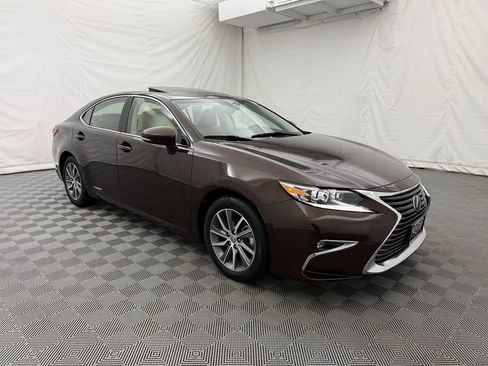 Used 2018 Lexus ES 300h w/ Luxury Package FWD image 4