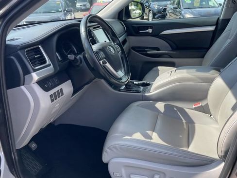 Used 2019 Toyota Highlander XLE AWD/4WD image 21