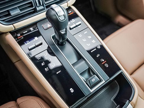 Certified 2026 Porsche Macan AWD/4WD image 20